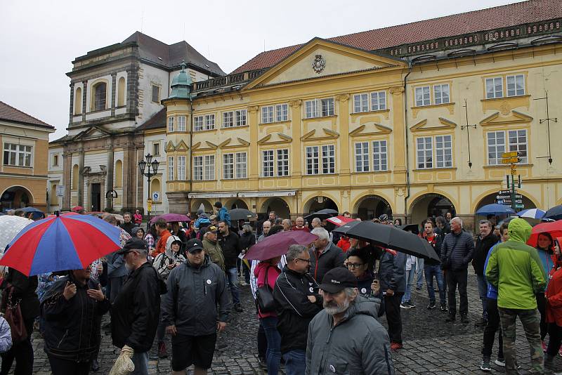 I přes nepřízeň počasí přišlo vyjádřit svůj názor ohledně chování premiéra Andreje Babiše na jičínské Valdštejnovo náměstí asi tři sta lidí.