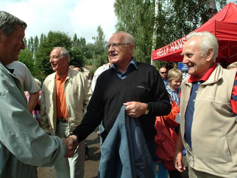 Prezident Václav Klaus návštěvou na Volejbalové Dřevěnici roku 2005.