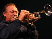 Newyorský trumpetista slovenského původu Laco Deczi.