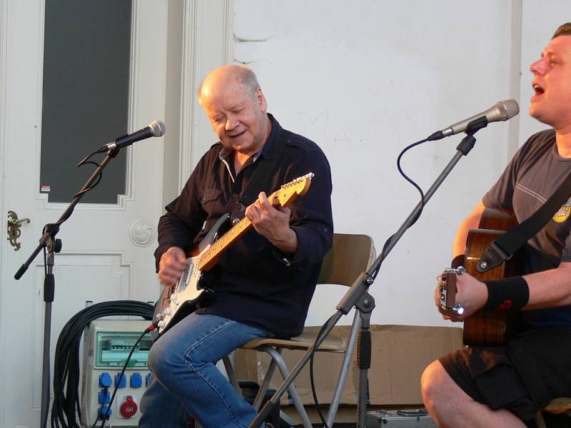 Koncert Radima Hladíka a Blue Effectu ve Valdštejnské lodžii.