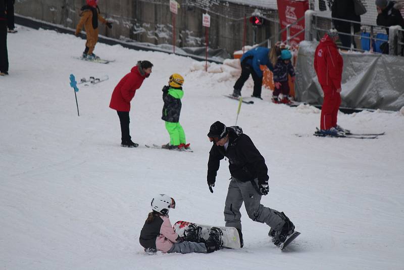 Ve skiareálu zprovoznili sjezdovku už mezi svátky, novoroční obleva ale udělala lyžařům čáru přes rozpočet.