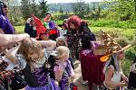 V neděli 30. dubna se v lukaveckém parku zjevily čarodějnice, které uspořádaly zábavný program.