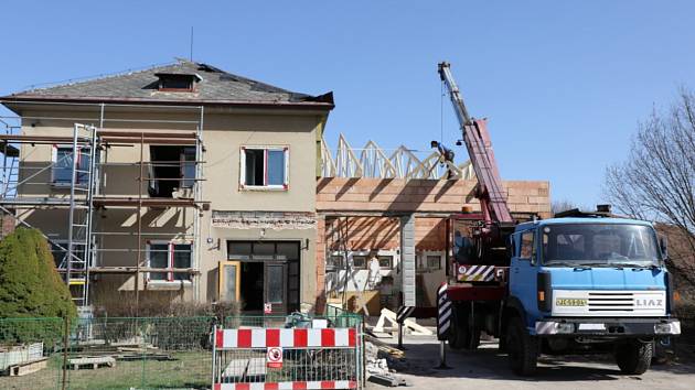 Rekonstrukce mlázovické hasičárny vstoupila úspěšně do druhé poloviny. Hotovo bude do konce letošního roku.