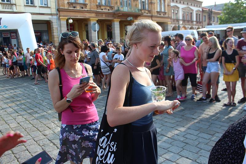 Daniela Polmana, který dokončil extrémní cyklistický závod napříč Amerikou, vítala Nová Paka. Amatérský cyklista se davu poklonil a poděkoval za přízeň fanoušků, která ho hnala do cíle nejtěžšího a nejdelšího závodu světa.