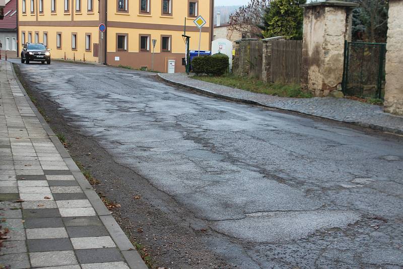 Komenského ulice čeká na rekonstrukci už třicet let.