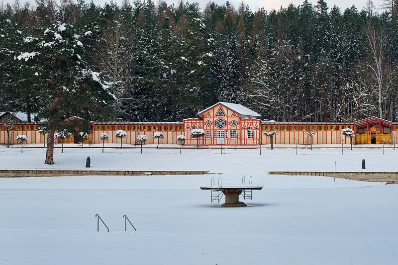 Přírodní koupaliště Dachova zasypal sníh, přesto neztratilo krásnou romantickou atmosféru.