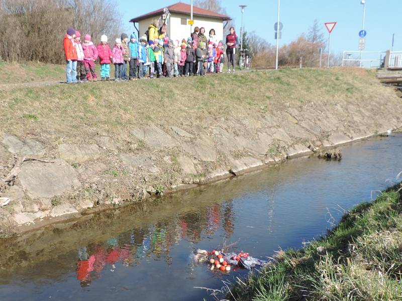 Děti z jičínské MŠ Větrov vynášely Moranu.