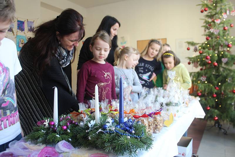 Druhá Základní škola na Husově ulici v Jičíně uspořádala vánoční jarmark z výrobků dětí.