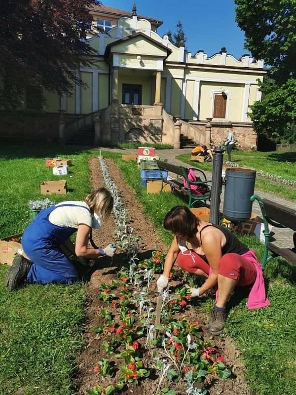 Do záhonů v lázeňském městě zaklekli i učitelé zahradnické školy.