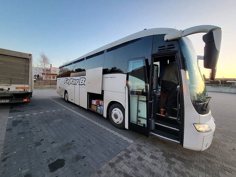 Petr Danys s dopravcem Milanem Fejfarem přivezli tento týden z Užhorodu autobus maminek s dětmi. Příští týden by chtěli vyrazit znovu.