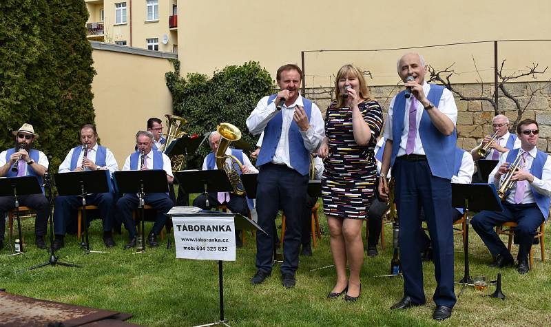 V Jičíně zahrála kapela Táboranka, složená z hudebníků z okolí kopce Tábor u Lomnice nad Popelkou.