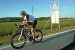 Snímek z loňských závodů novopackého ultracyklisty Daniela Polmana v Dolomitech a Rakousku.