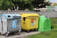 Třídění odpadu na sídlištích podporuje město alespoň instalací barevných kontejnerů.