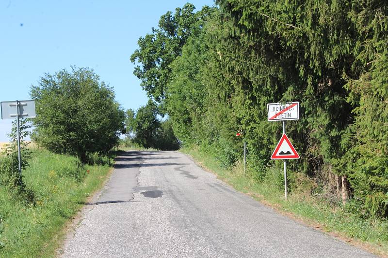 Objízdná trasa z Kopidlna do Jičíněvsi. Řidiči zde nedodržují třicítku, silnice  je zaplátovaná a úzká pro jízdu kamionů.