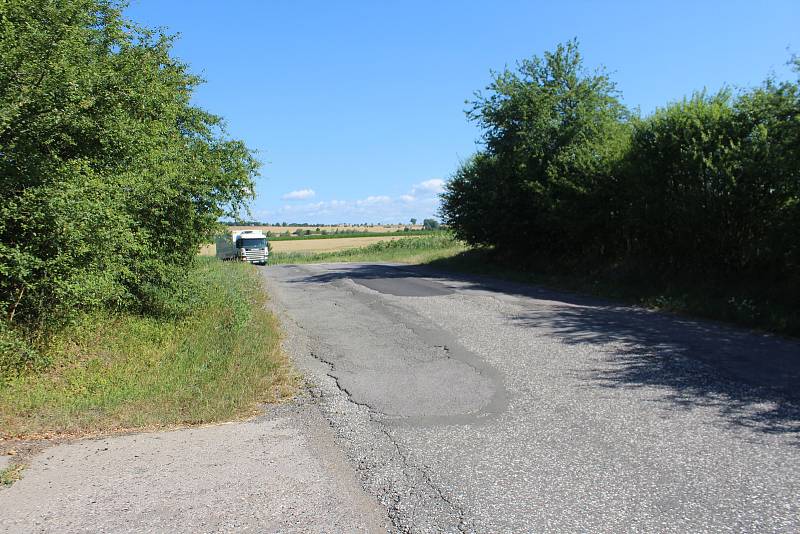 Objízdná trasa z Kopidlna do Jičíněvsi. Řidiči zde nedodržují třicítku, silnice  je zaplátovaná a úzká pro jízdu kamionů.