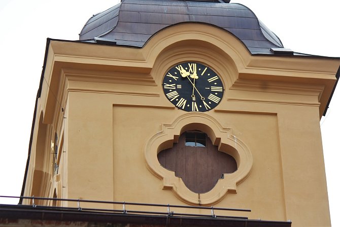 O hodiny na sv. Ignáci se stará orlojář Petr Skála. Ke krásnému stroji ve věži jičínského kostela vystoupal Deník po 114 schodech  s ním.