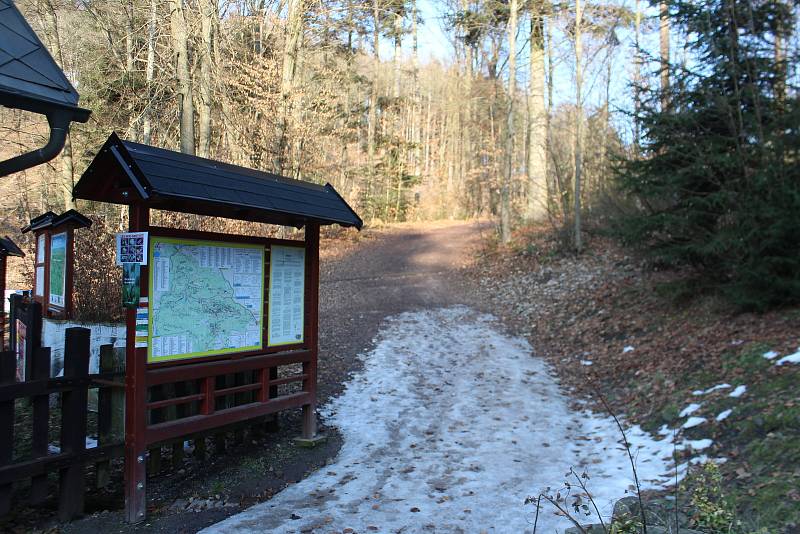 Zatímco minulý víkend byly Prachovské skály pod tlakem turistů, nyní zelo parkoviště na Prachově i u Turistické chaty prázdnotou. Lidé respektují zákaz pohybu