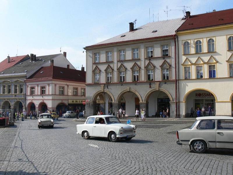 Přehlídka vozů značky Trabant na jičínském Valdštejnově náměstí.