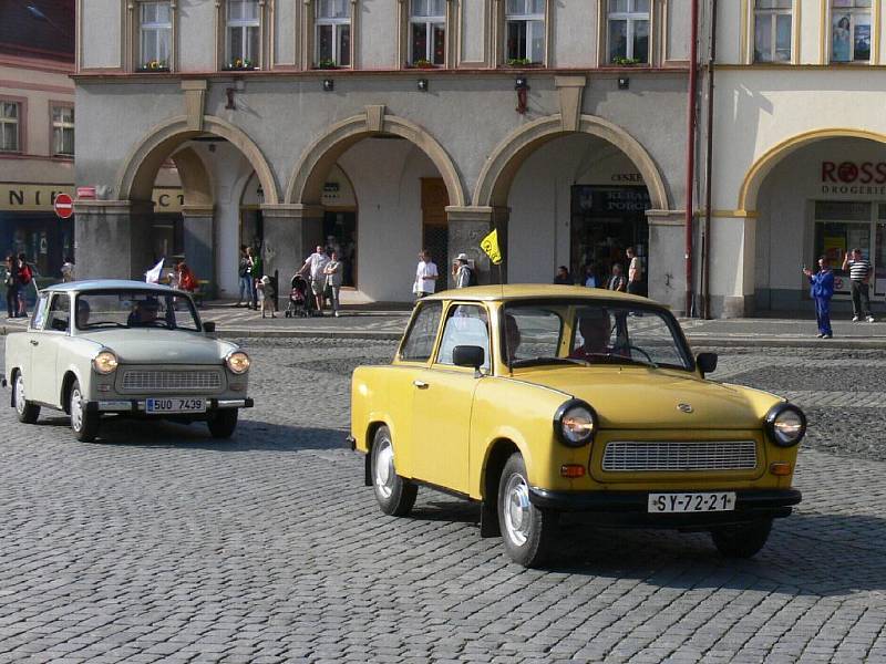 Přehlídka vozů značky Trabant na jičínském Valdštejnově náměstí.