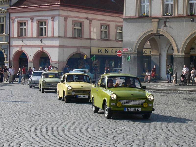 Přehlídka vozů značky Trabant na jičínském Valdštejnově náměstí.