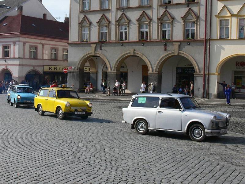 Přehlídka vozů značky Trabant na jičínském Valdštejnově náměstí.