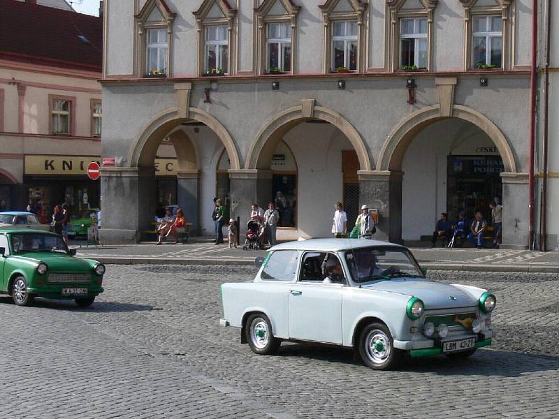 Přehlídka vozů značky Trabant na jičínském Valdštejnově náměstí.