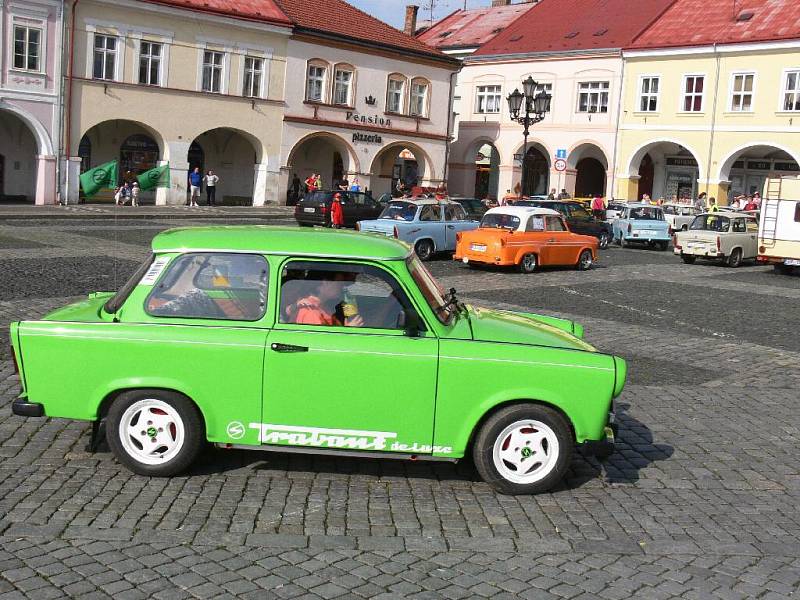 Přehlídka vozů značky Trabant na jičínském Valdštejnově náměstí.