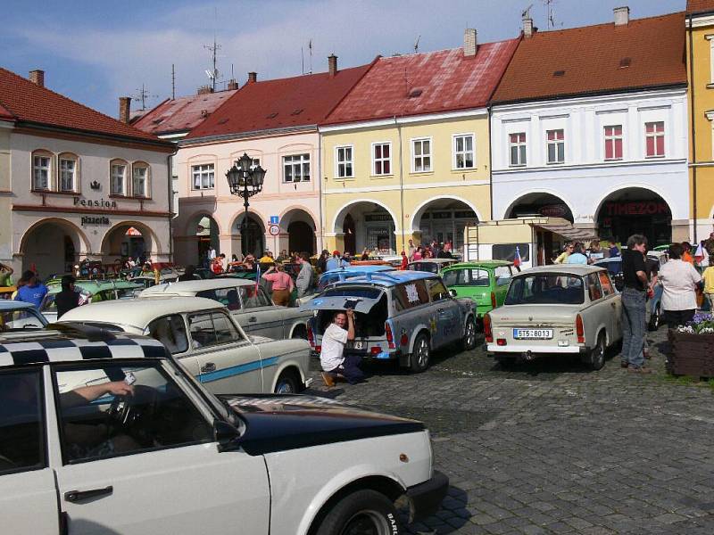 Přehlídka vozů značky Trabant na jičínském Valdštejnově náměstí.