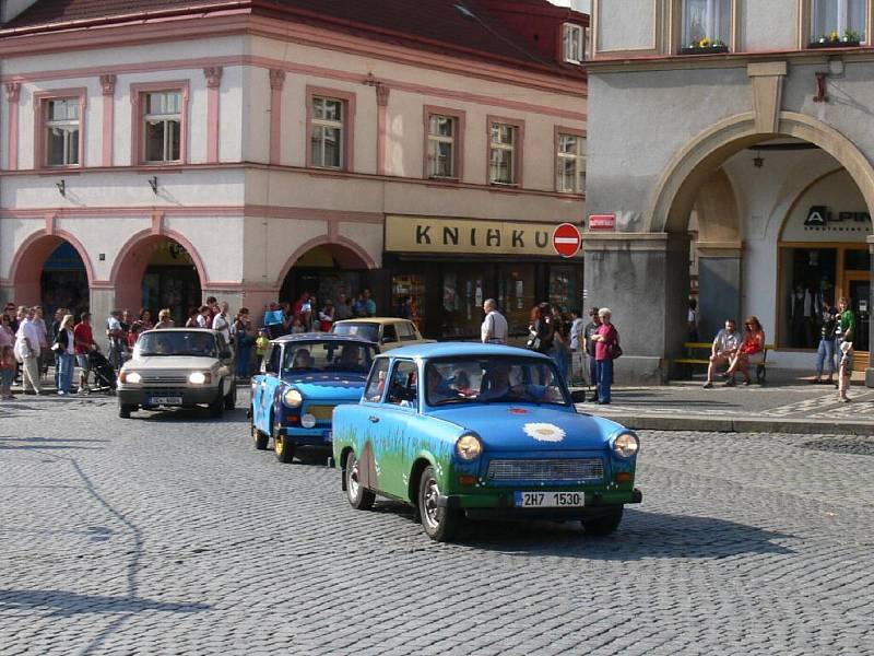 Přehlídka vozů značky Trabant na jičínském Valdštejnově náměstí.