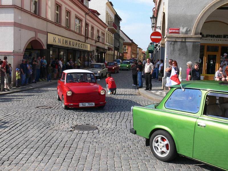 Přehlídka vozů značky Trabant na jičínském Valdštejnově náměstí.