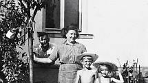 V Mlýnci před naším domkem, s maminkou a sestrou Evičkou a dědou Josefem.
