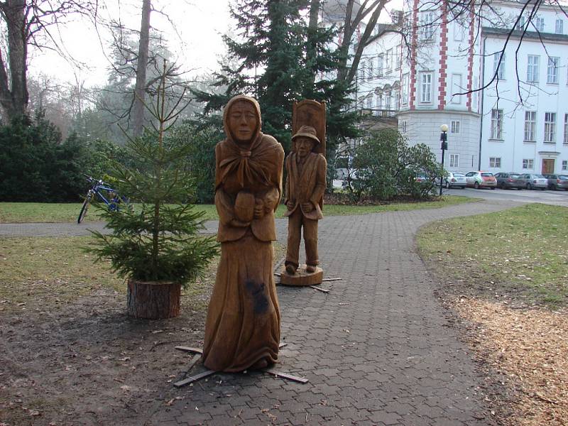 Dřevěné sochy ve Vrchlabí.