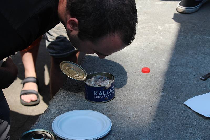 Přihlížející mohli po soutěži švédskou delikatesu ochutnat. Většina z nich se shodla na tom, že Surströmming mnohem hůř smrdí, než chutná. Chuť je totiž slano-kyselá, přesně jako by se od zkvašených nakládaných ryb dalo čekat.