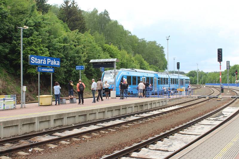 Na své cestě severovýchodem Čech se první vodíkový vlak na světě zastavil v Hradci Králové a v Jičíně. V Německu jezdí už na čtyřech tratích, Češi si ještě počkají.