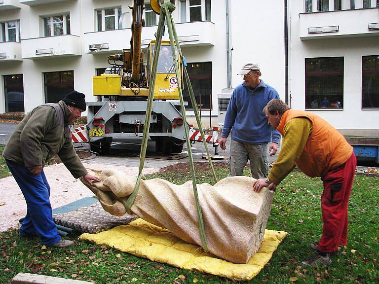 Instalování sochy sv. Anežky v Lázních Bělohradě.