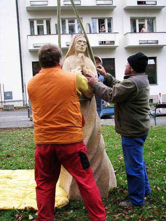 Instalování sochy sv. Anežky v Lázních Bělohradě.