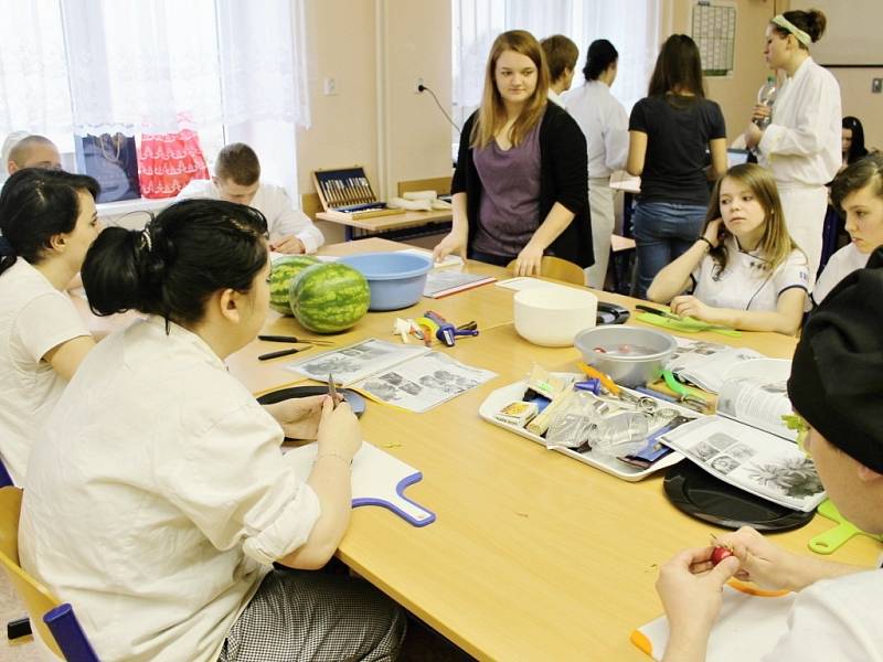 Ozdobné vyřezávání v novopacké Střední škole gastronomie a služeb.