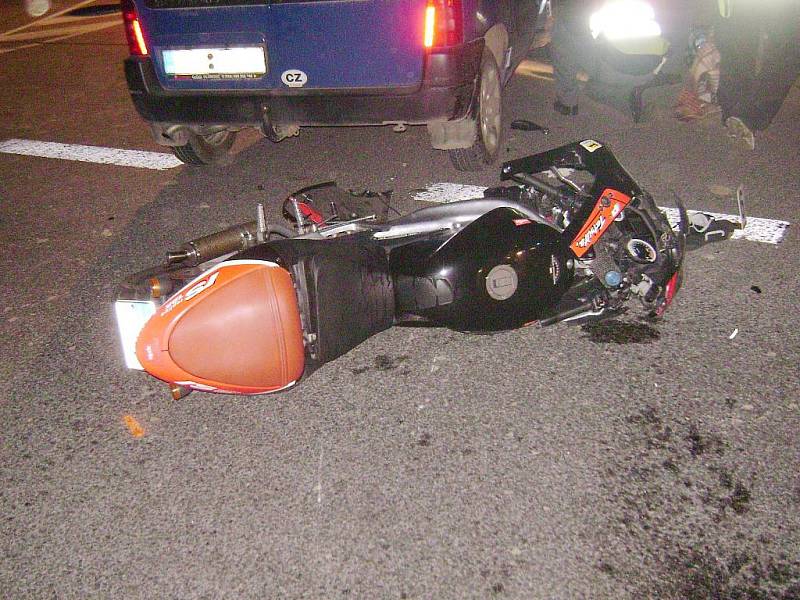 K dopravní nehodě došlo v neděli večer u Sobotky. Řidička automobilu zřejmě nedala přednost řidiči motocyklu. Sedmnáctiletý mladík utrpěl těžká zranění, jeho o dva roky starší spolujezdec na místě zemřel.