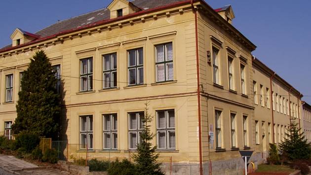 Bývalá Odborná tkalcovská škola, později Živnostenská škola a od sedmdesátých let minulého století Střední odborné učiliště lesnické. 