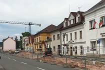 Stavba nové budovy úřadu v Lázních Bělohradě je v plném proudu. Součástí projektu je i úprava celé severní části náměstí.