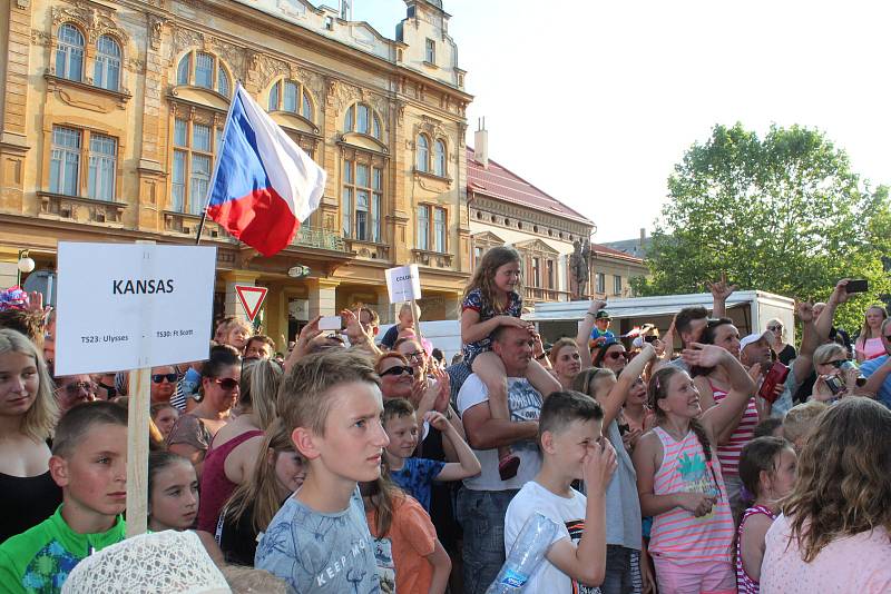 Daniela Polmana, který dokončil extrémní cyklistický závod napříč Amerikou, vítala Nová Paka. Amatérský cyklista se davu poklonil a poděkoval za přízeň fanoušků, která ho hnala do cíle nejtěžšího a nejdelšího závodu světa.