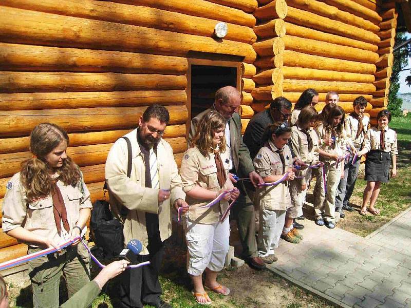 Slavnostní přestižení pásky u skautské klubovny.