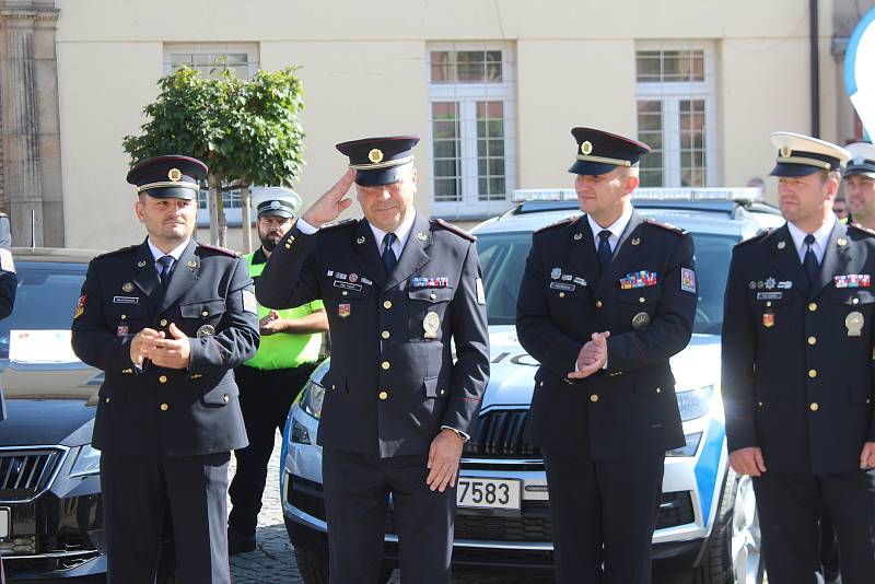 Z dočasného sídla na náměstí Jiřího z Poděbrad se po výstavbě dálnice přesunou do moderního centra dálniční police v Chomuticích.