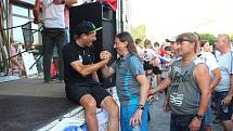Daniela Polmana, který dokončil extrémní cyklistický závod napříč Amerikou, vítala Nová Paka. Amatérský cyklista se davu poklonil a poděkoval za přízeň fanoušků, která ho hnala do cíle nejtěžšího a nejdelšího závodu světa. .