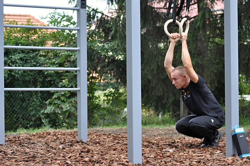 Vybavení nového workoutového parku v Hořicích vybízí k nepřebernému množství cviků. Jak na to? Neváhejte a přijďte na terénink.