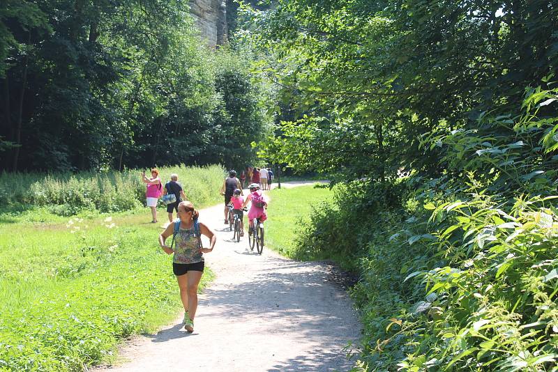 Ráj pro turisty a cyklisty. Kost a s ní spojené údolí Plakánek láká lidi na kolech i bez nich. Do údolí je kvůli bezpečnosti a ochraně přírody vjezd na kole zakázán.