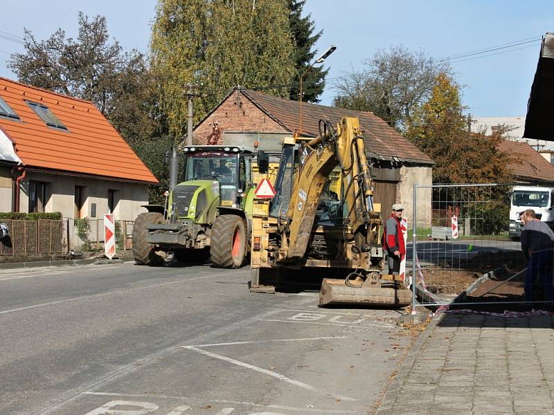 Výstavba přechodu pro chodce u železnické školy.