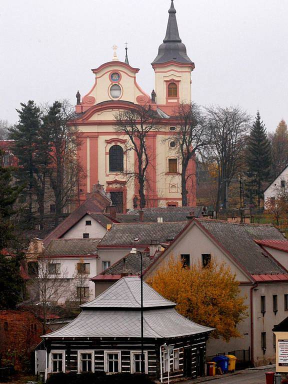 Novopacký klášter a starobylá roubenka.