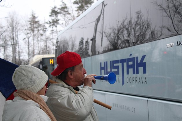 Premiér Fiala jel na Vysočinu, opačným směrem mířily tři autobusy demonstrantů