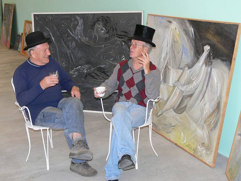 Jičínský výtvarník Josef Bucek (vlevo) a železnický malíř Michail Ščigol.